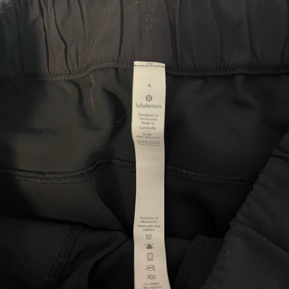 Lululemon on the fly 7/8 pant (woven), in black size 4 - Picture 4 of 5